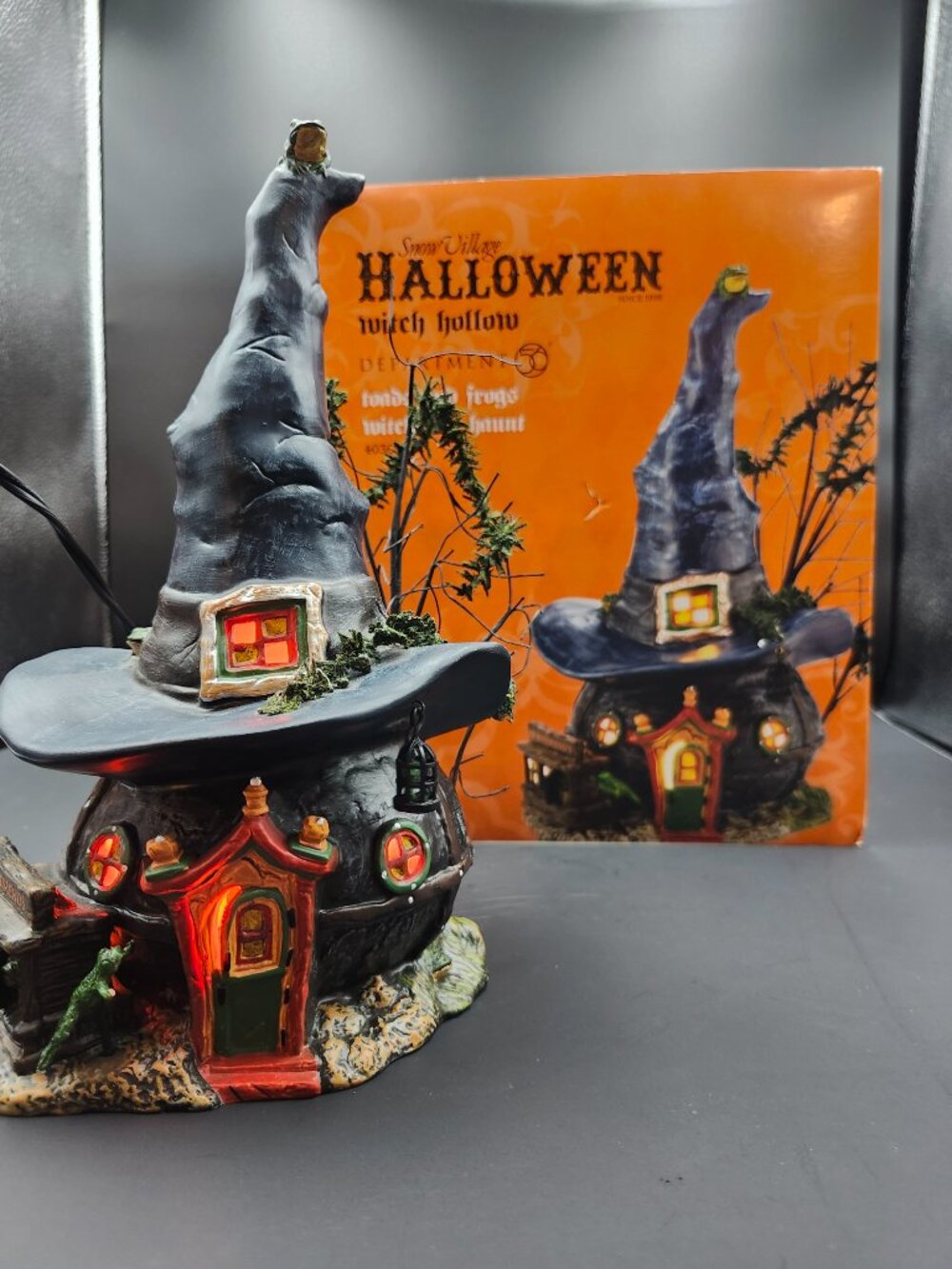 Department 56 Snow Village Halloween Toads and Frogs Witchcraft Haunt Lit w Box